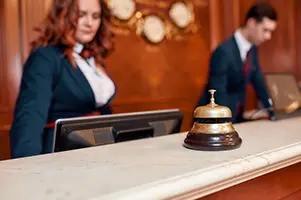 Réception d’hôtel avec borne pour l’enregistrement des clients
