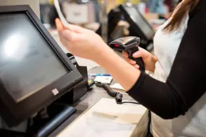Serveur de restaurant utilisant un terminal numérique pour prendre les commandes
