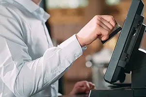 Barman utilisant un système POS pour un traitement rapide des commandes